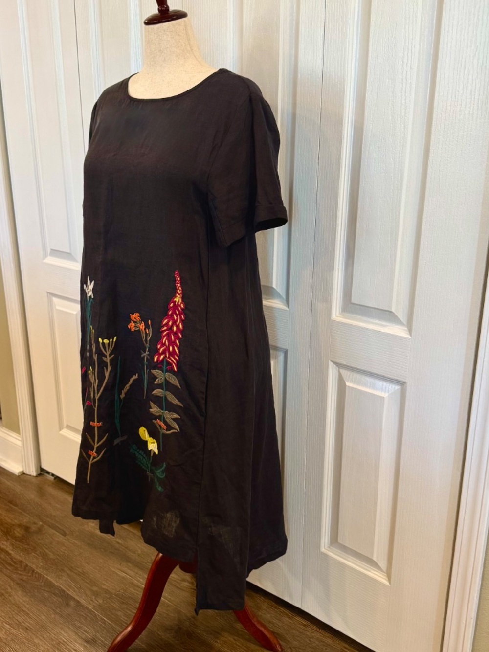 *NWOT, Woman's Midi, Size L, Linen-Cotton Black Dress Embroidered Floral Design - Picture 2 of 8